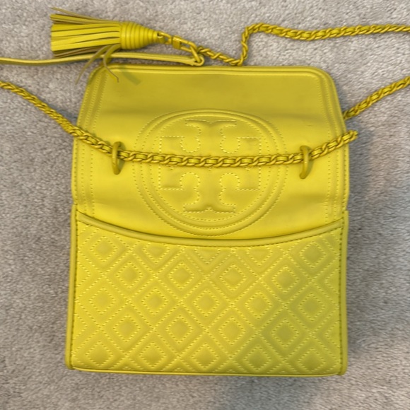 Tory Burch Fleming matte yellow shoulder bag - Picture 3 of 9